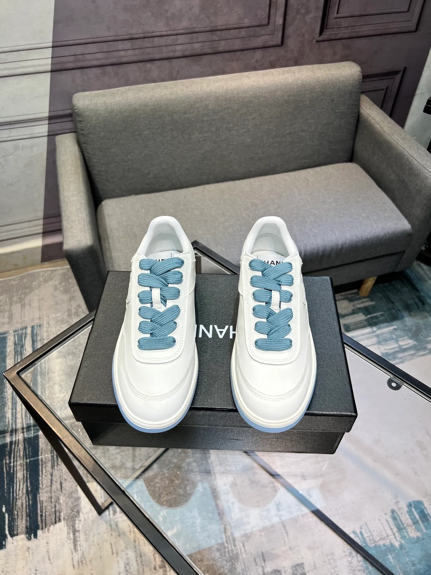 Men's men's shoes 💰620 Exclusive real shot (top version) CHANEL Chanel's new panda sneakers Panda shoes Chanel 2025ss color matching thick-soled casual sports shoes sneakers Counter synchronization The counter is very popular Very difficult to buy a shoe The most popular thick-soled panda shoes on the Internet It is obvious that Xiaoxiang control cannot miss it Simple and versatile white shoes that have both good looks and comfort Thick sole increases height, is super versatile and can be worn with eyes closed😍 Whoever wears it will look better. Upper: calfskin. Lining: imported sheepskin lining. Outsole: TPU original outsole. Size: 35-44 (41 for women, 40 for men, custom made).